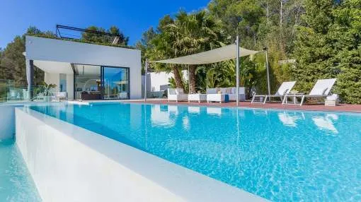 Fantastic modern villa with unique views of the bay of Palma and the Tramuntana mountains