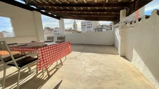 Manor house with views of the church in the centre of Inca