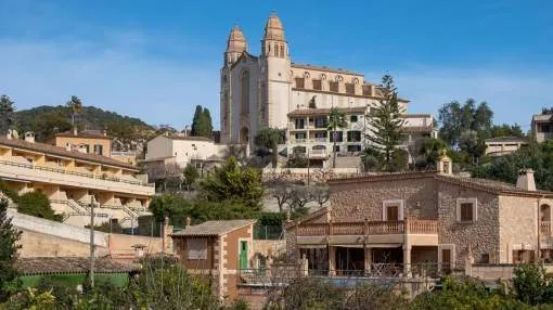 New corner townhouse in the center of the idyllic village of Calvia
