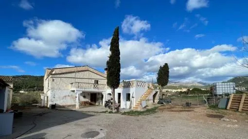 Country finca in need of renovation between the village and the port of Andratx Country finca in need of renovation between the village and the port of Andratx