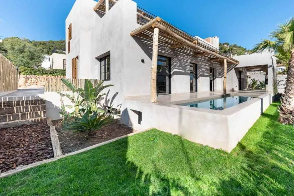 Newly built villa with partial sea views in Génova