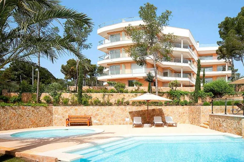 Spacious penthouse with sea views in a sought-after community in Sol de Mallorca