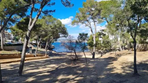 Building land in Santa Ponsa with project just 5 minutes stroll to a sandy beach