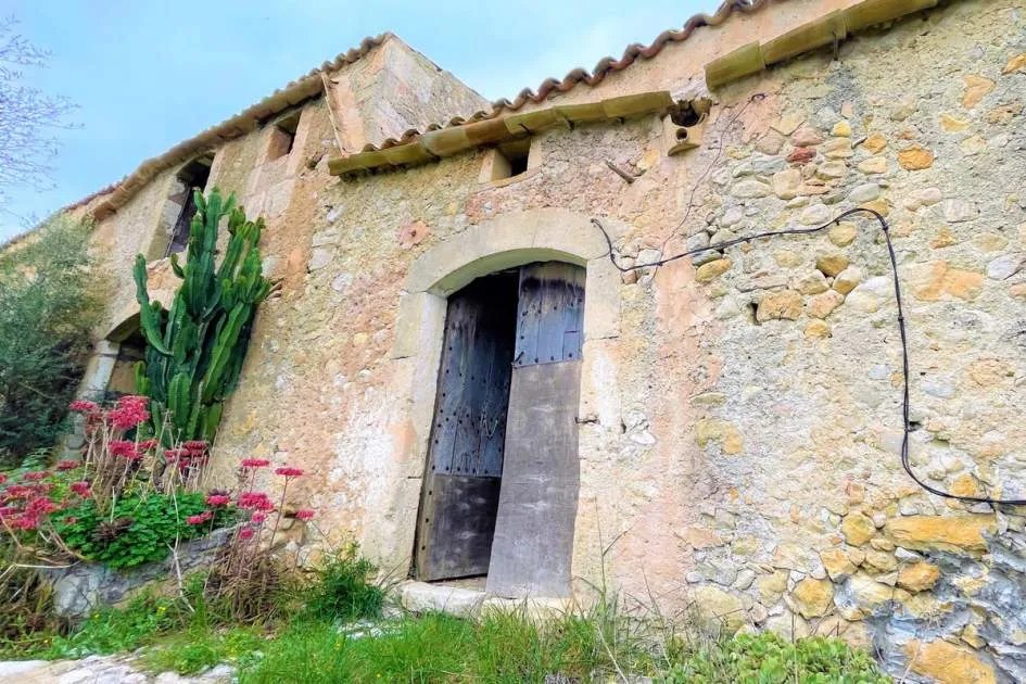 Old Mallorcan build for renovation with open views of Serra de Tramuntana in San Juan