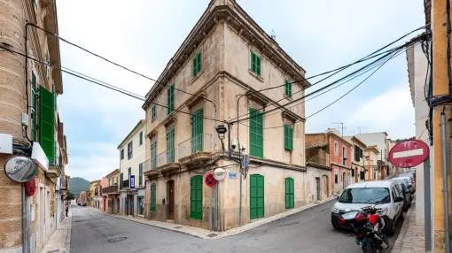 Authentic Mallorquín building for sale with many rooms in the centre of the town of Andratx