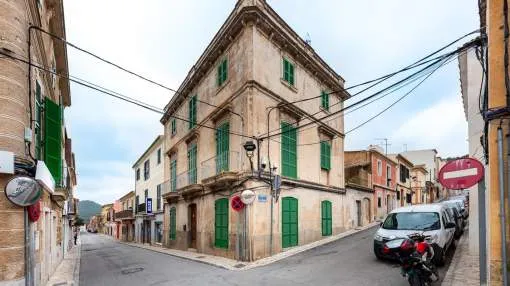 Authentic Mallorquín building with many rooms in the centre of the town of Andratx