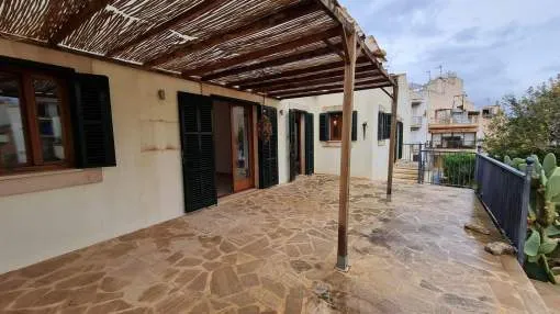 Beautiful townhouse with garage and large garden in Cala Figuera