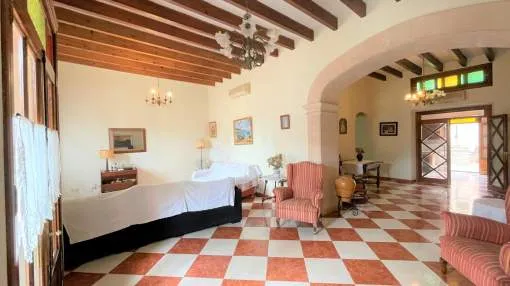 4 bedroom charming mallorquin style townhouse in the village in Ariany