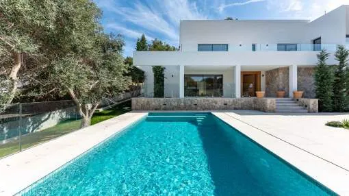 New exclusive & bright villa in prestigious residential area of Nova Santa Ponsa
