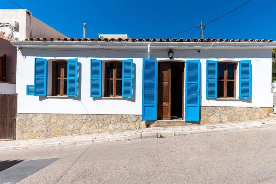 Charming Fisherman's House a stone's throw from the sea in Sant Elm