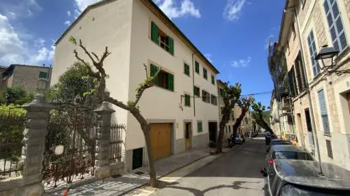 Spacious apartment with a large garage a few minutes walk from the main square of Sóller