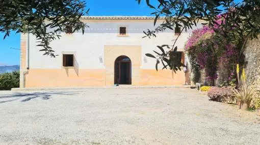 Charming rustic finca on the outskirts of Inca with beautiful views. Charming rustic finca on the outskirts of Inca with beautiful views.