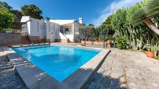 Beautiful villa with garage and pool located 100 meters from the beach of Santa Ponsa