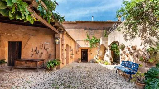 Historical village house in Llucmajor with bodega and garden.