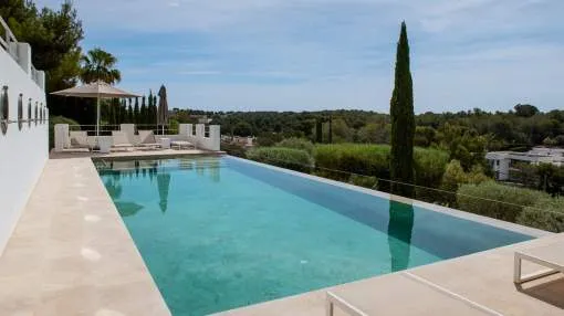 Elegant, mediterranean family villa with panoramic seaviews within walking distance to Portals Nous