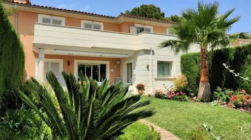 Beautiful townhouse in a mediterranean style residential area close to the sea and the city of Palma. Beautiful townhouse in a mediterranean style residential area close to the sea and the city of Palma.