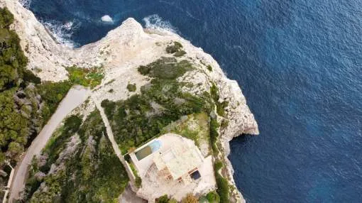 Renovation property in unique location, sea access, with project and valid building licence Renovation property in unique location, sea access, with project and valid building licence