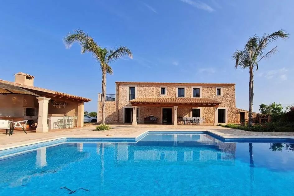 Spectacular country house with land between Cas Concos and Santanyí.