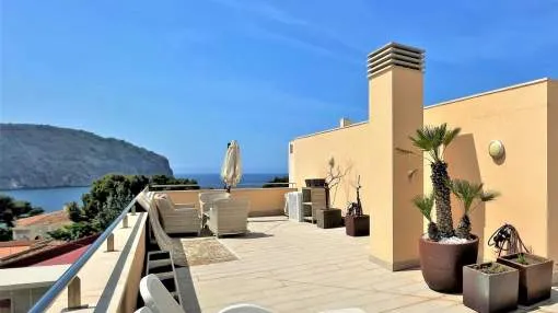 Penthouse in Camp de Mar steps away from the beach and the golf club. Penthouse in Camp de Mar steps away from the beach and the golf club.