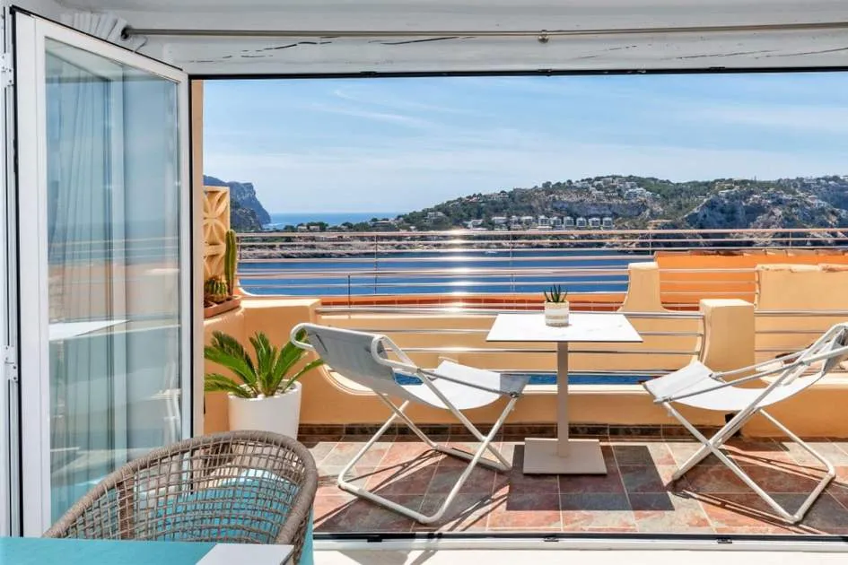 Renovated Frontline Apartment with Incredible Views and Sea Access