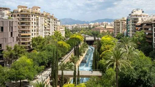 Spacious flat with a lot of potential located in Paseo Mallorca.