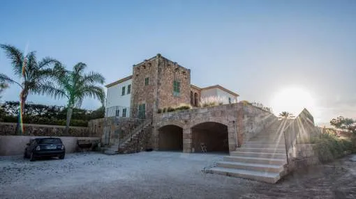 Modern 6 bedroom villa with swimming pool at 5 min from the beach of Es Trenc. Modern 6 bedroom villa with swimming pool at 5 min from the beach of Es Trenc.