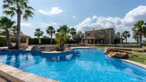 Majorcan finca with an impressive pool at the gates of Santanyi