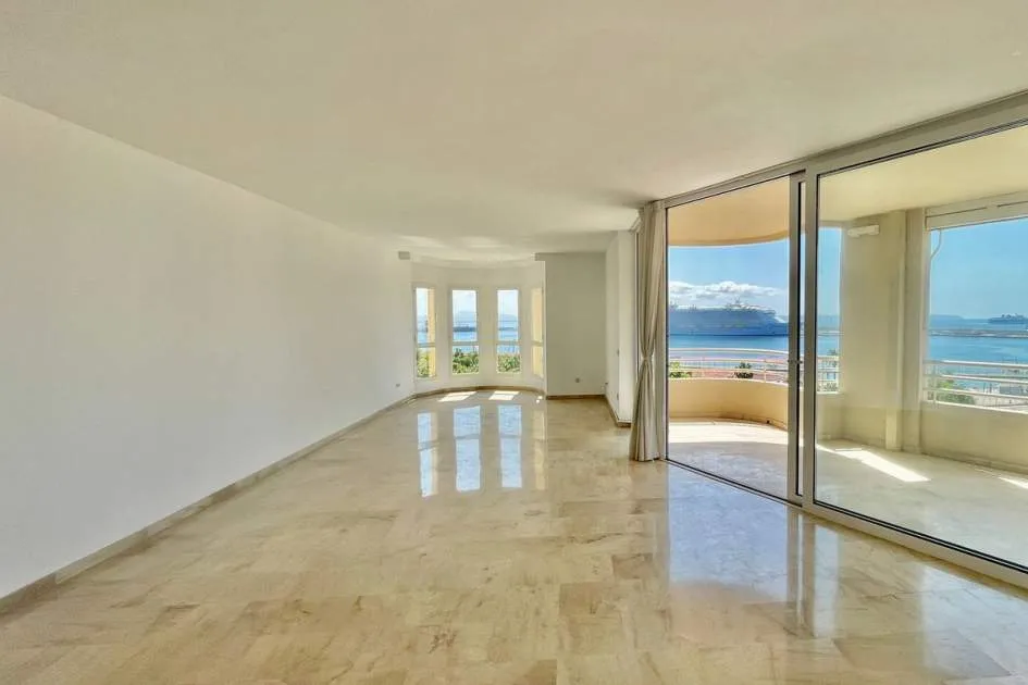 Spacious 4 bedroom flat with swimming pool and sea views on the Paseo Marítimo.