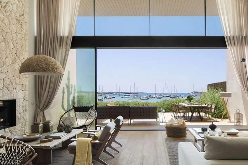 Luxurious Beachfront Property with Stunning Sea Views
