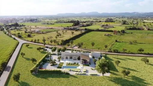 New built Finca with a large pool and guest house in Campos