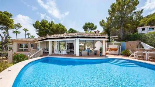 Classic villa overlooking the Mediterranean Sea in a luxurious area of Nova Santa Ponsa. Classic villa overlooking the Mediterranean Sea in a luxurious area of Nova Santa Ponsa.