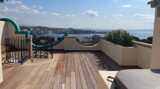 Completely refurbished 3 bedroom seaview penthouse in gated community in Bendinat