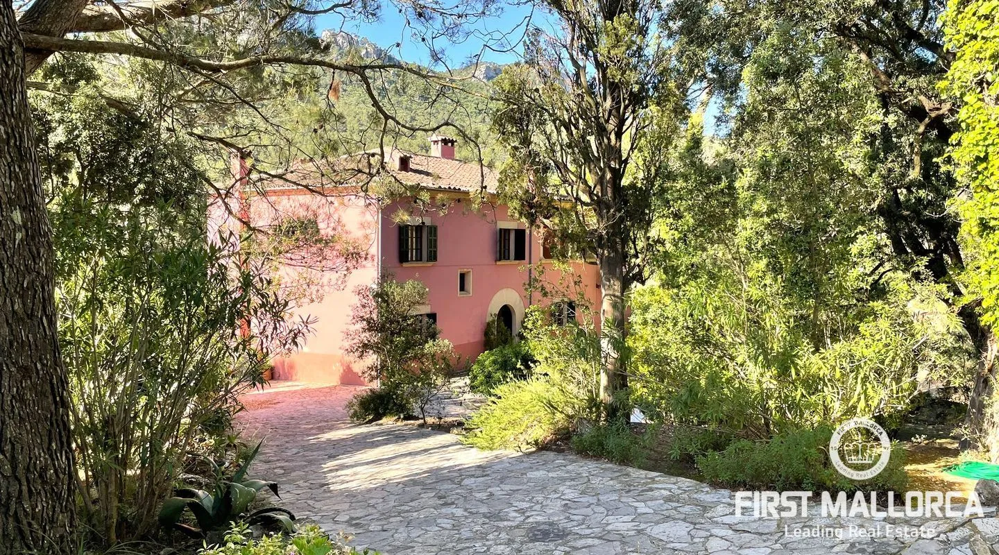Possessió (Mansion) with license for holiday rentals in the middle of the Serra de Tramuntana