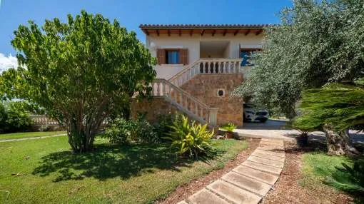 Two-storey, four-bedroom villa with swimming pool and large plot of 4500m2