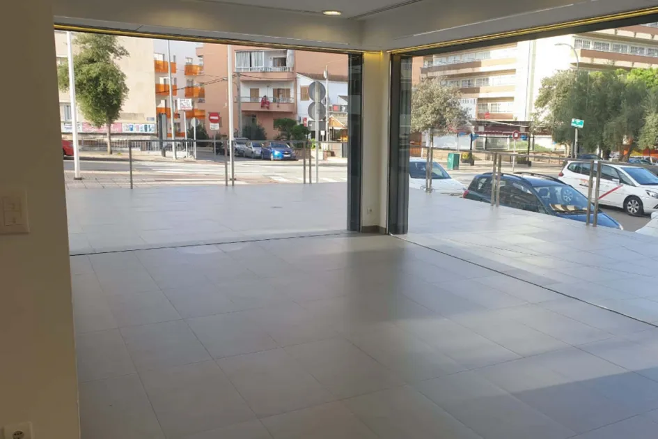 Commercial premises s'Arenal on 2 levels with 300 m2 and an open terrace of 220 m2, located close to the hotels