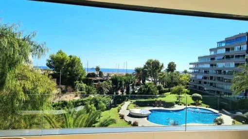 Bright flat in Puerto Portals with direct access to the harbour and a magnificent community pool. Bright flat in Puerto Portals with direct access to the harbour and a magnificent community pool.