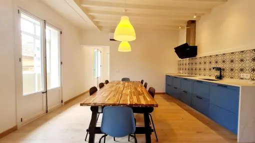 Traditionally charming apartment located next to La Lonja