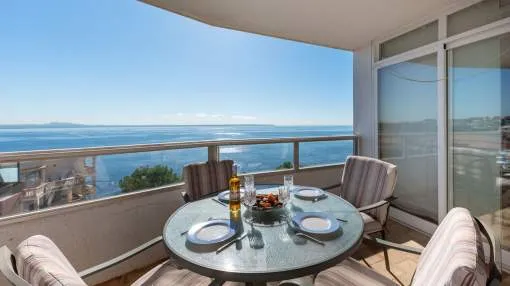 Spacious apartment with panoramic sea views