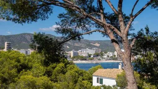 Detached house with a fantastic project for a modern villa with sea views over the bay of Cala Vinyas