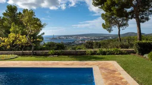 Sea view villa on a level plot enjoying privacy and sensational panoramic views to the Bay of Palmanova
