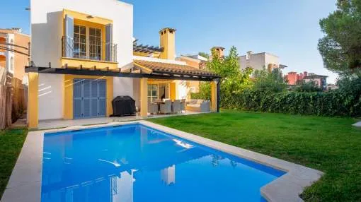 Wonderful modernised golf villa with heated pool in charming residence.