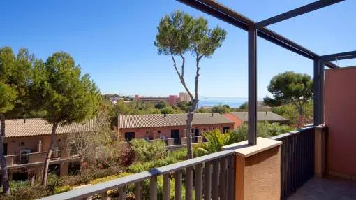 A sunny townhouse with sea view and a short stroll from the beach