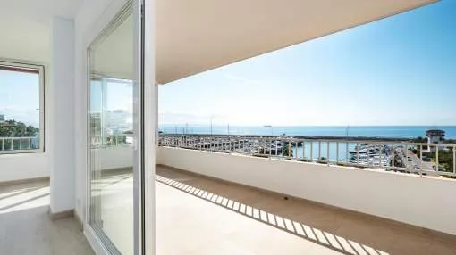 Exceptional apartment with beautiful sea views and beach access in Portal Nous.