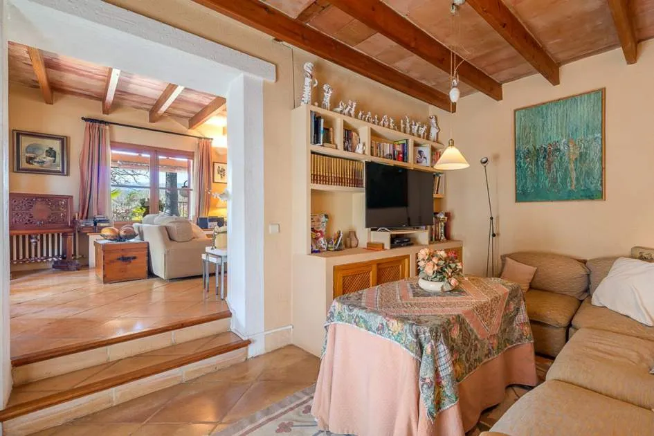 Country property full of character in Santa Maria del Camí, surrounded by mature gardens