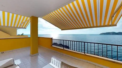 Penthouse with breathtaking views, open-plan living, and direct sea access in Nova Santa Ponsa