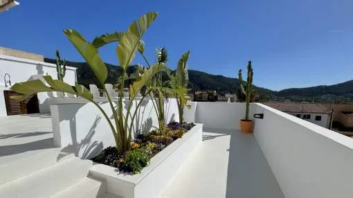 Spacious house with beautiful roof terrace and views of the harbor in the heart of Andratx