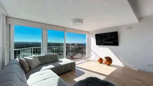 Sea view penthouse with short stroll to the beach