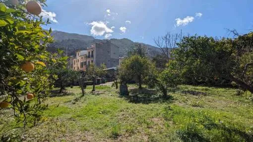 Beautiful townhouse to renovate with garden in Sóller