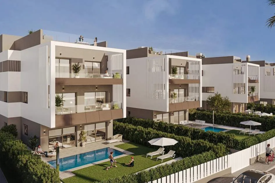 Newly built apartments and maisonettes right by the sea