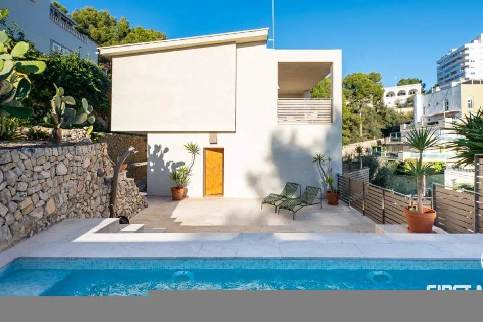 Magnificent totally refurbished detached house only a few metres from the beach and the port of Calanova.